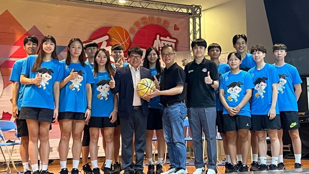 WSBL中華電信女子籃球隊4日在基隆舉辦公益盃3對3籃球鬥牛賽，吸引多達150支球隊報名，除提供舞台給想打球的小朋友，也希望鼓勵更多小朋友未來成為3對3國手。（主辦單位提供）