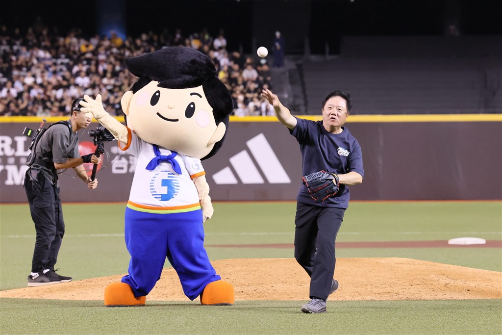 台灣大賽登場 簡志誠開球中華職棒台灣大賽18日登場，中華電信冠名2025 CPBL中華電信台灣大賽，董事長簡志誠受邀擔任開球貴賓。(中華電提供)