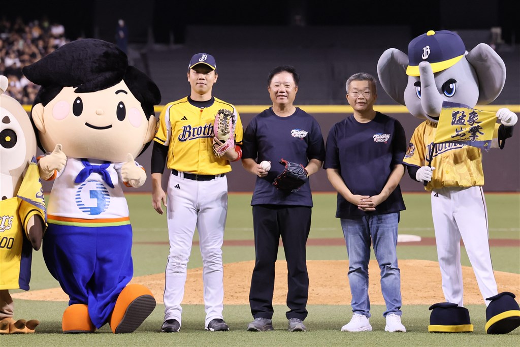 台灣大賽登場 簡志誠開球中華職棒台灣大賽18日登場，中華電信冠名2025 CPBL中華電信台灣大賽，董事長簡志誠受邀擔任開球貴賓。(中華電提供)