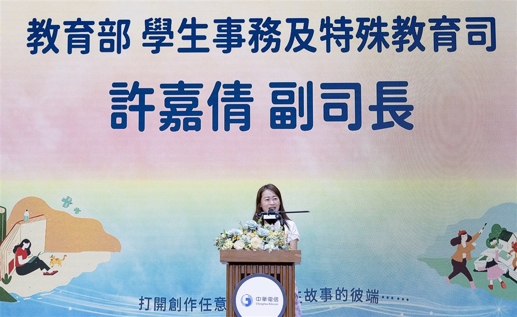 「2025FunPark童書星創獎」總決賽暨頒獎典禮，教育部學生事務及特殊教育司許嘉倩副司長致詞.