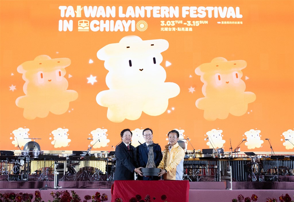 中華電信捐贈2026台灣燈會「光沐-世界的阿里山」主燈，交通部林國顯次長(中)。