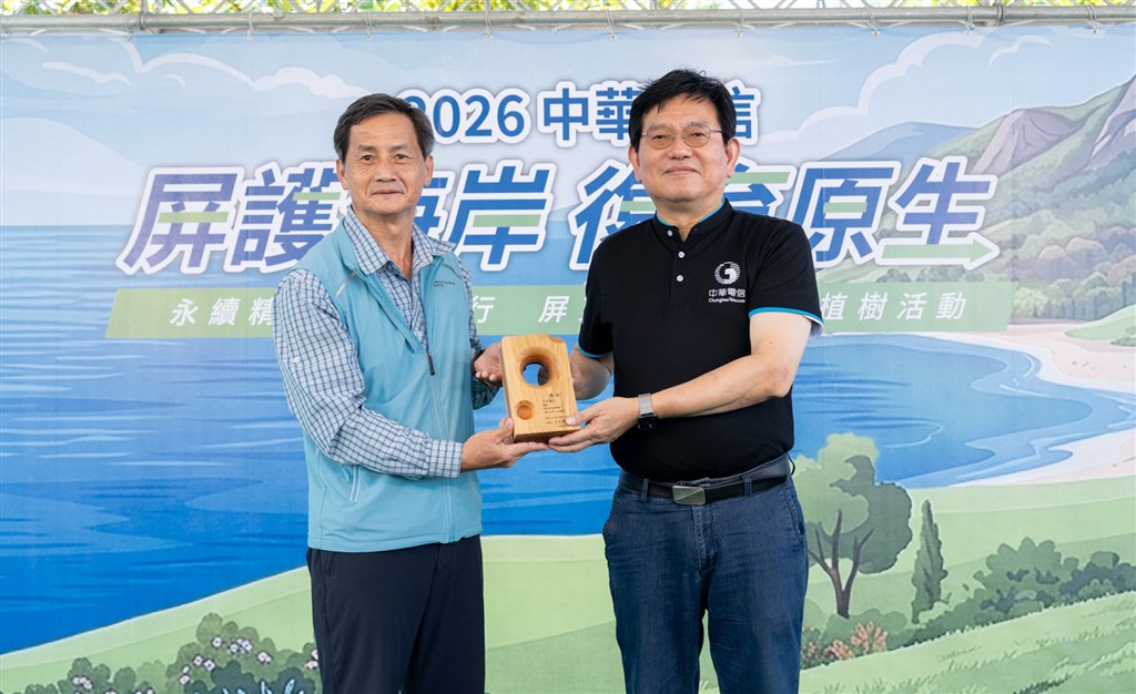 林業署屏東分署長李政賢(左)頒發企業認養獎座，由中華電信總經理林榮賜(右)代表受獎，深化雙方攜手復育合作。