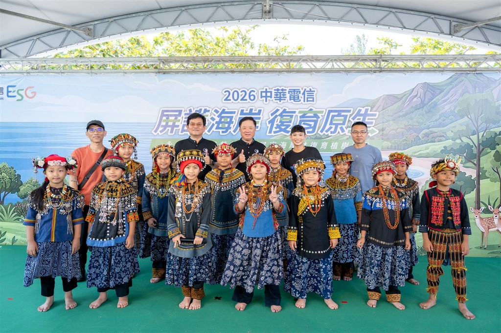 中華電信「屏護海岸 復育原生」植樹活動，特別邀請屏東在地「泰武國小」帶來精彩吟唱表演，為永續行動注入在地文化活力。.