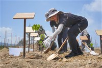 中華電信復育屏東海岸林 戴資穎任永續大使植樹