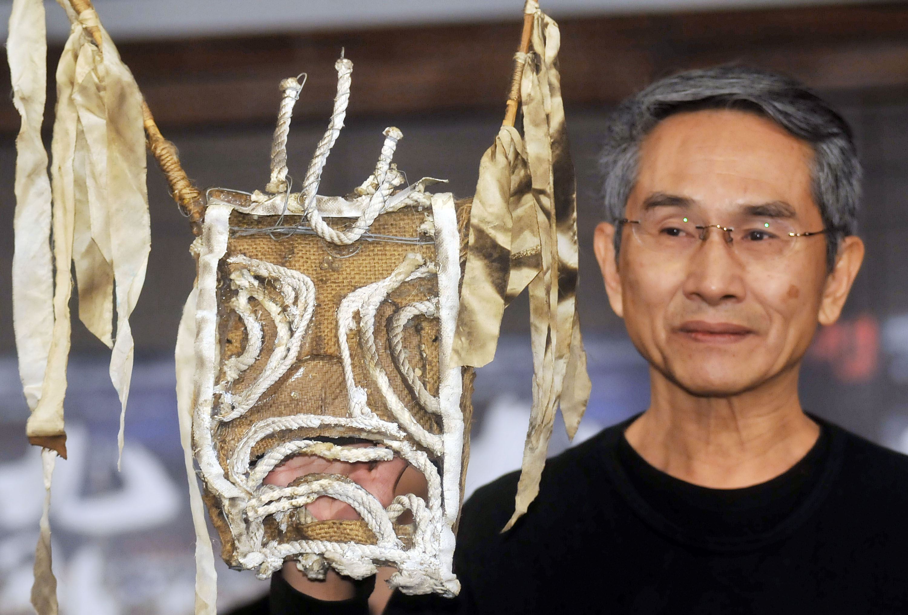 林懷民為九歌面具開箱