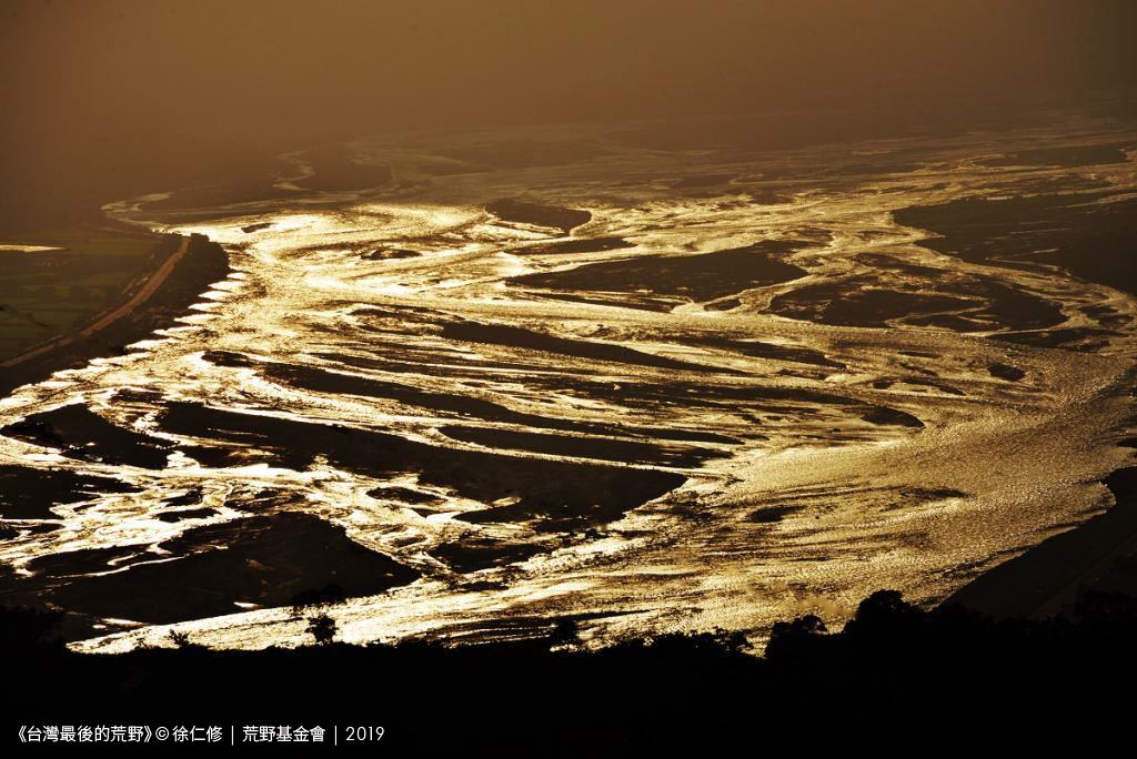夕照下的卑南溪，有著野性之美（徐仁修攝）