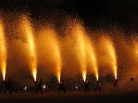 牢抱手筒焰火 腳下炸開