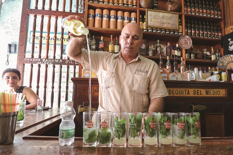 調酒師手法老練地調出道地古巴mojito。