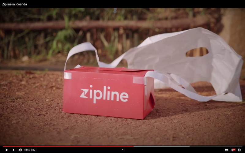 Zipline的無人機以降落傘將包裹卸下。