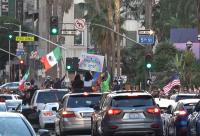 川規拜不隨 停建圍牆解套無證移民