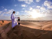 戴起頭巾穿上長袍　遊逛阿聯酋交朋友