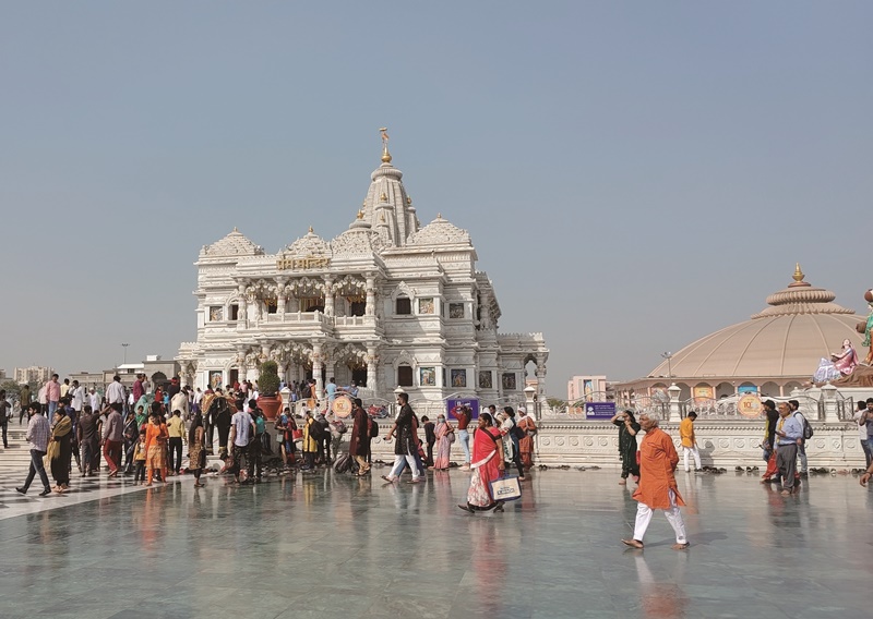印度疫情緩穩、全國解封，民眾展開報復性旅遊。圖為今年6月，印度北方省（Uttar Pradesh）沃林達凡鎮（Vrindavan）上的愛之神廟（Prem Mandir），遊人如織。
