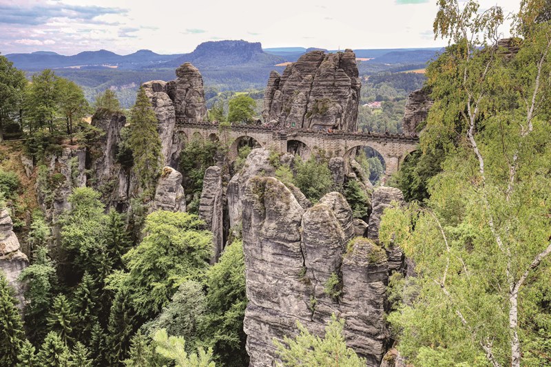 穿梭於巴斯泰巨岩群之間的石橋，是遊客最喜歡取景的地點。