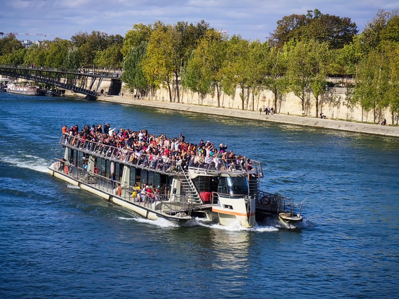 塞納河遊船上擠滿遊客，重現往日榮景。
