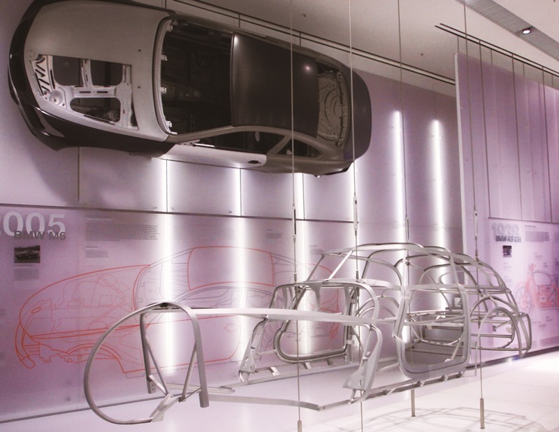BMW博物館內，展出汽車的方式充滿創意。