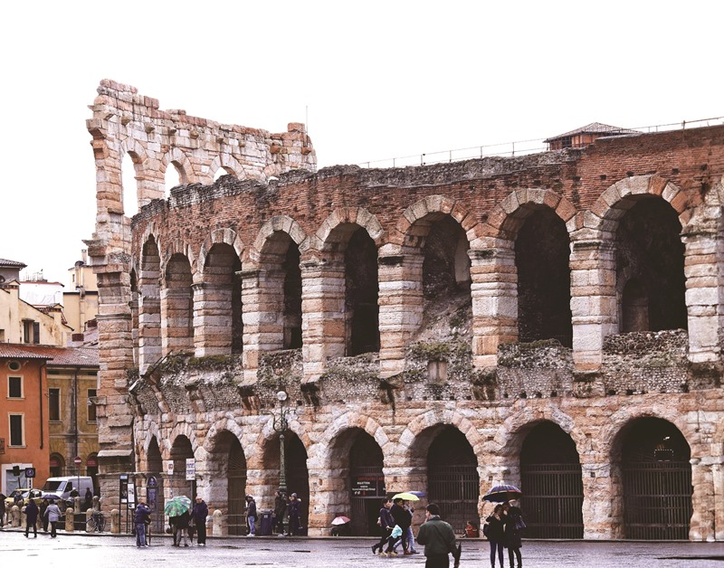 歷史悠久的古羅馬圓形競技場，如今是舉辦歌劇節的所在。