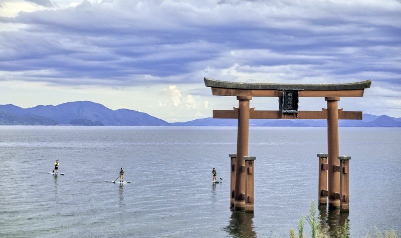 體驗SUP立槳順訪白鬚神社的湖上鳥居。