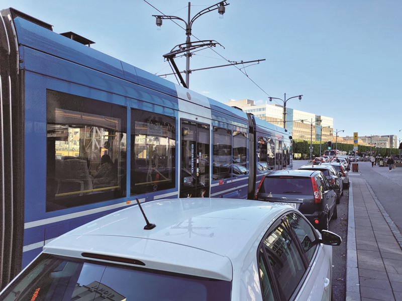 左方為行駛中的輕軌電車與汽車停車位，相比之下，斯德哥爾摩的人行道相當寬廣。