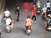 越南過馬路如懦夫博弈  誰怕了誰先閃