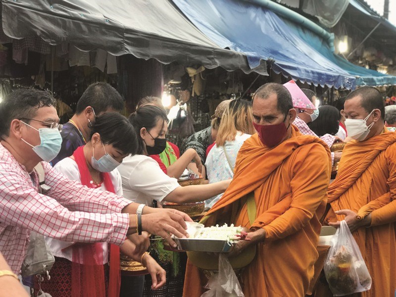 泰國僧侶一天只吃一餐，過午不食，因此僧侶每天早上會出門托缽化緣，沿路接受信徒供奉食物，化緣到什麼就吃什麼。（中央社呂欣憓）