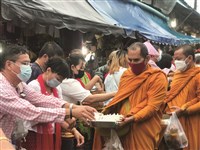 信眾布施藏肥胖炸彈 泰僧侶過午不食仍過重