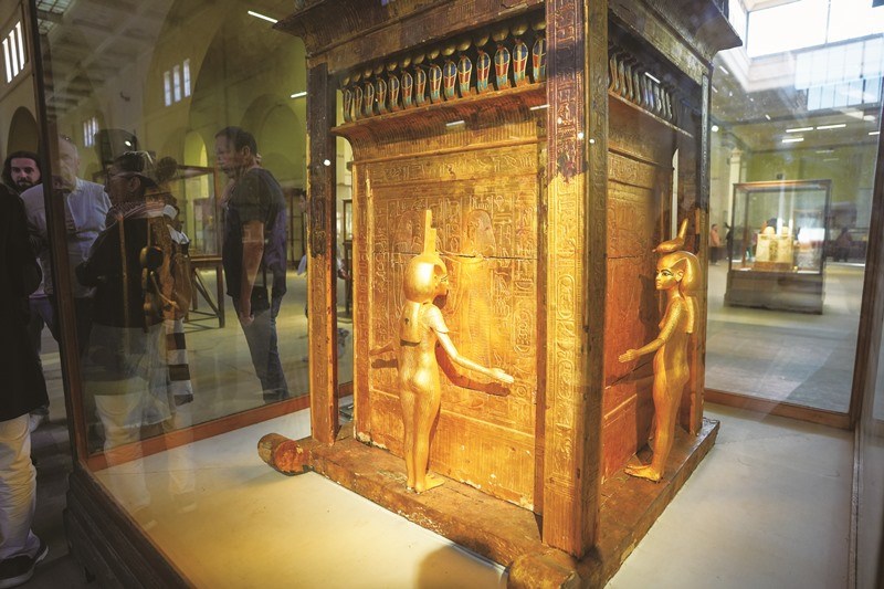 存放圖坦卡門卡諾皮克罐的鍍金箱，四面有女神守護。