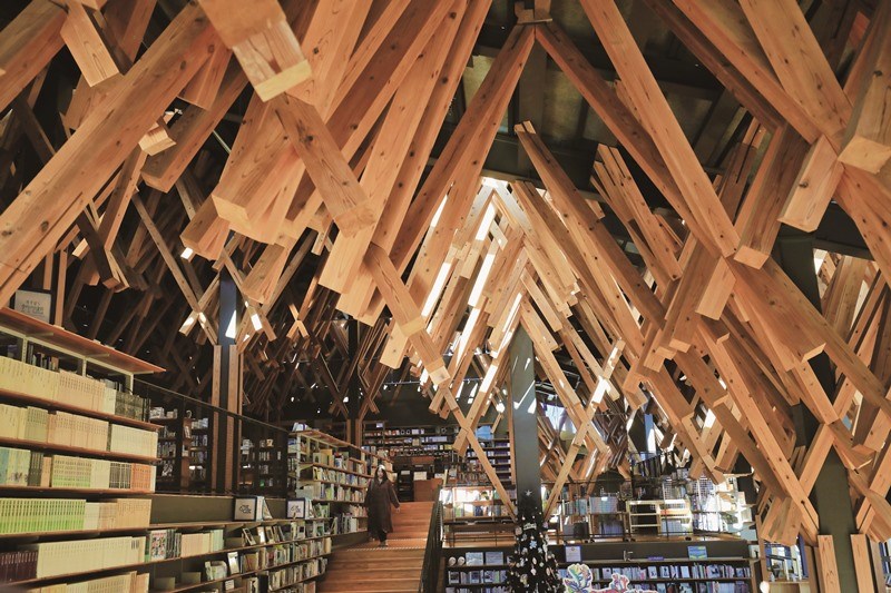 號稱四國最美的雲之上圖書館，一踏入其中便能感受到鮮明的隈研吾風格。