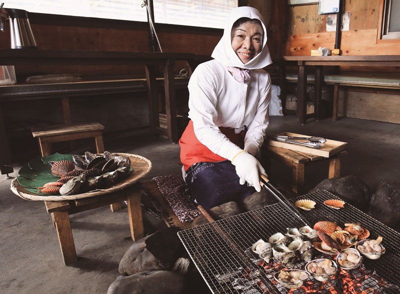 拜訪海女小屋，可嘗到海女現烤的美味海鮮。