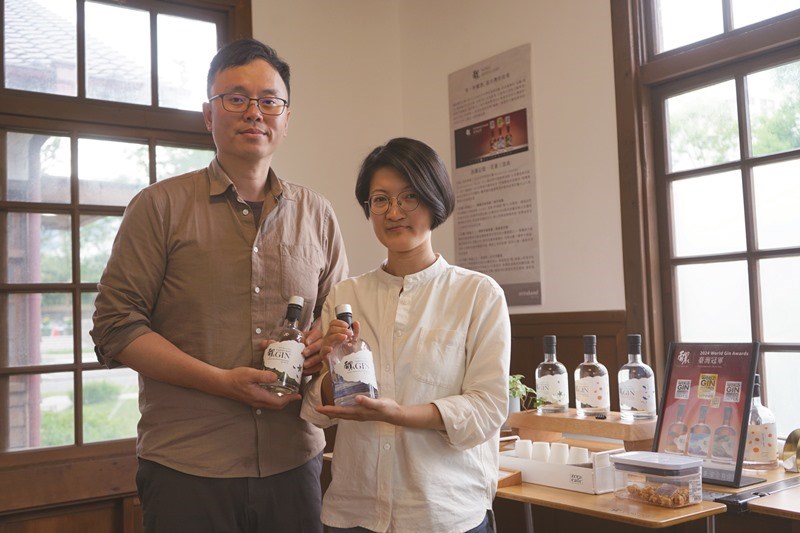 醲蒸餾所創辦人夫妻李建緯（左）與蕭惠貞（右），為花蓮小農產品創新。