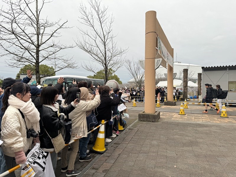 大批球迷守在春訓基地球員經過的通道拍照互動，這是在日職「球春」期間才能享受到的「粉絲服務」。