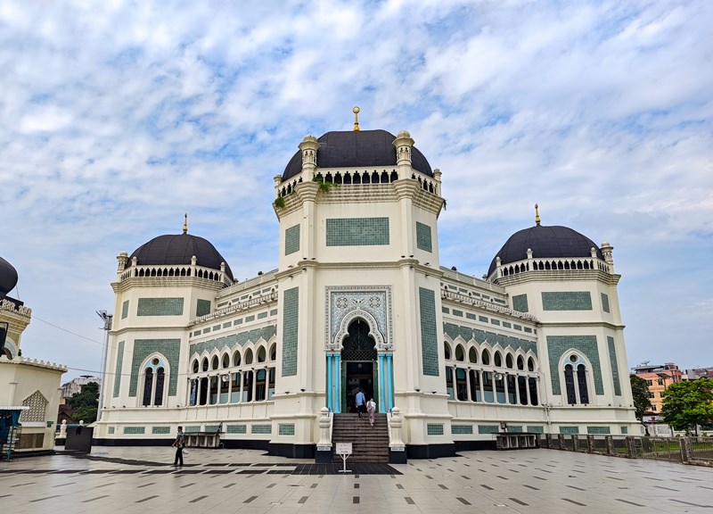 擁有百年歷史的棉蘭大清真寺Masjid Raya Al-Mashun，是當地穆斯林信仰中心。