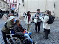 布拉格無家者擔任導遊  看見橋墩下的生活盼望