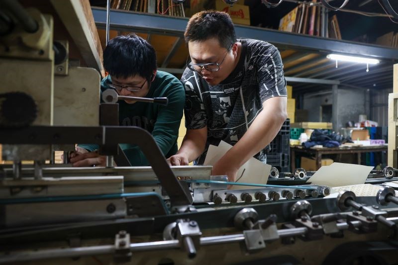 川普對等關稅估計將影響台灣製造業產值5%。圖為新北市板橋區一處製造加工廠生產線運作情形。(中央社王騰毅)