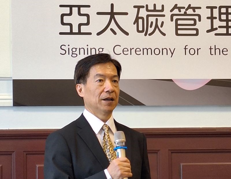 臺師大永續管理與環境教育研究所教授葉欣誠和企業攜手，讓修課學生實際演練AI碳管理實務。（中央社許秩維）