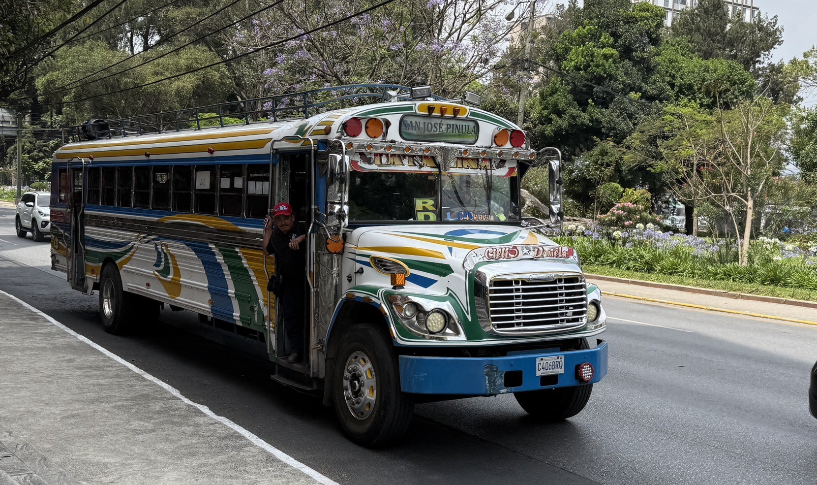野雞車隨招隨停，除了駕駛之外，前門通常會配有一名助手協助招呼攬客。（中央社李登文）
