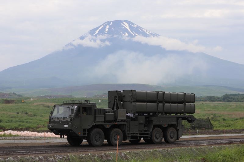 日本2023至2027年度「防衛力整備計畫」經費約為上次計畫的兩倍。圖為日本陸上自衛隊6月舉行富士綜合火力演習。