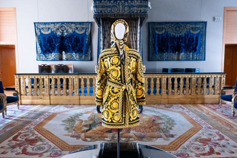 凡賽斯2018年將18世紀國王寢具上的花卉刺繡轉化為絲巾圖騰，在「拿破崙三世套房」展間展出。