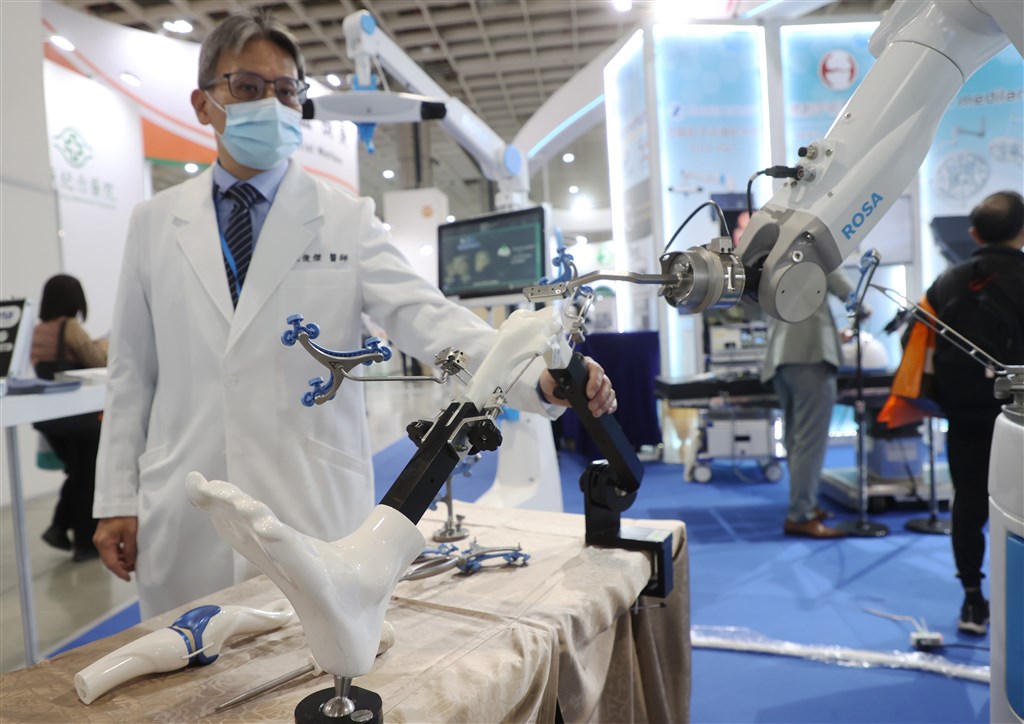 台灣多家電子科技大廠紛紛搶進智慧醫療藍海。圖為2024台灣醫療科技展。(中央社鄭傑文)