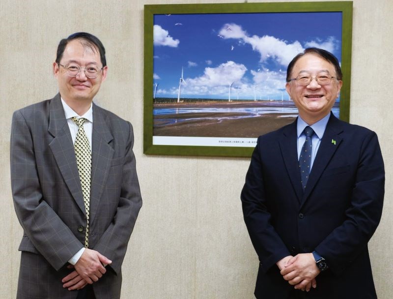經濟部能源署副署長吳志偉(左)與台灣電力公司副總經理蔡志孟 (右)(編輯部)