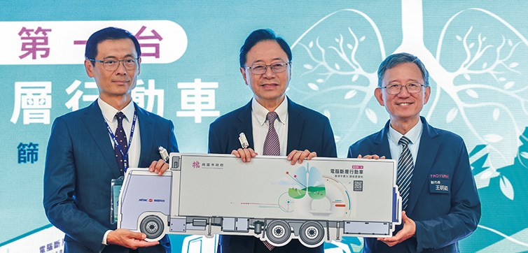 桃園市長張善政（中）、副市長王明鉅（右）及西門子醫療副總裁邱禎祥（左）共同啟用行動CT醫療車。