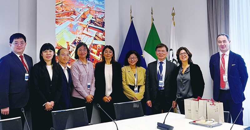 集保結算所董事長林丙輝（右三）率副總經理黃蓁蓁（右四）及同仁，期間在駐義代表處陪同下，拜訪義大利存貸銀行（CDP），由財務總監Manuela Carra女士（右二）接待，交流代幣化債券發行實務。