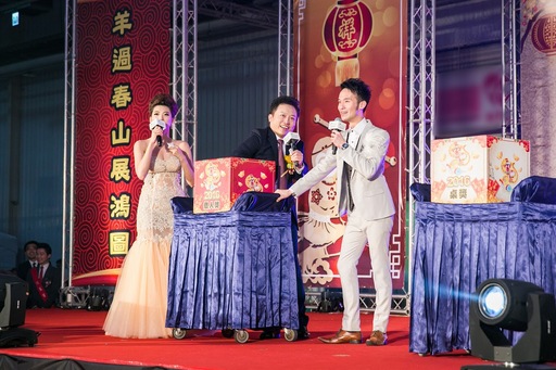 「金喜迎猴年」,晚會焦點聚集在百萬現金及禮券獎上,最高現金獎個人獨得三十八萬!