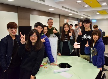 中華大學管院系學會領導菁英培訓營張平康教授(後中)講師與幹部合影