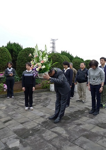 東吳大學潘維大校長帶領一級主管前往陽明山端木愷故校長墓園,追思獻花。