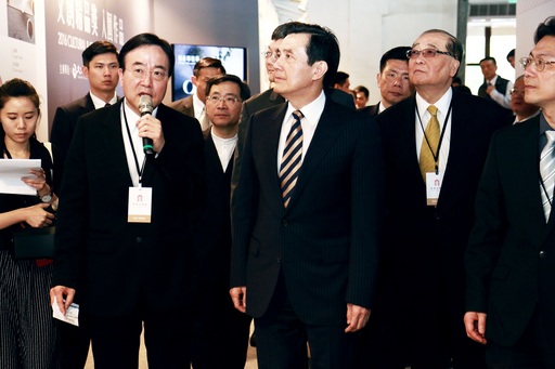 臺創執行長陳文龍為馬總統、洪部長介紹展區