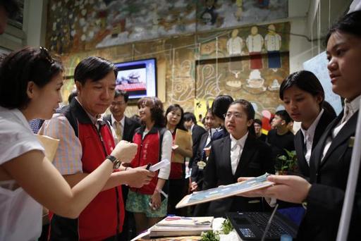 北市國中學生家長會聯合會總會長許孝仁伉儷率秘書長曾靜娟等34名各國中家長會長代表,參訪開平餐飲專案成果展