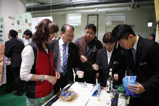 一日餐廳專案學生在成果展上向來賓解說學習收穫並現場調製飲品邀請鑑賞