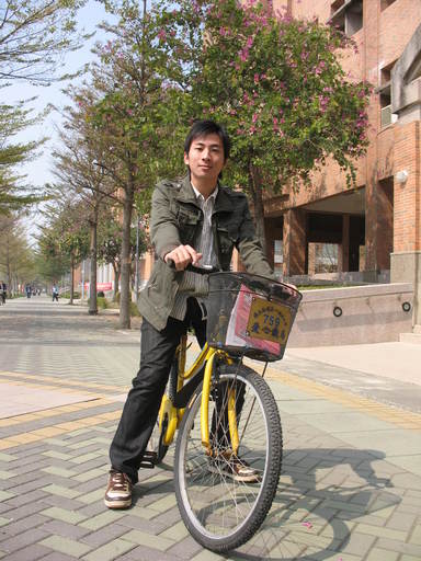 大學時期的林育聖,常騎著第一科大校園鐵馬穿梭校園(圖/林育聖提供)