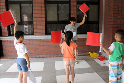 大葉大學休閒系學生安排紅白旗遊戲,訓練協調度與反應速度