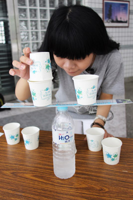 大葉大學休閒系學生安排疊紙杯遊戲,訓練注意力與耐心